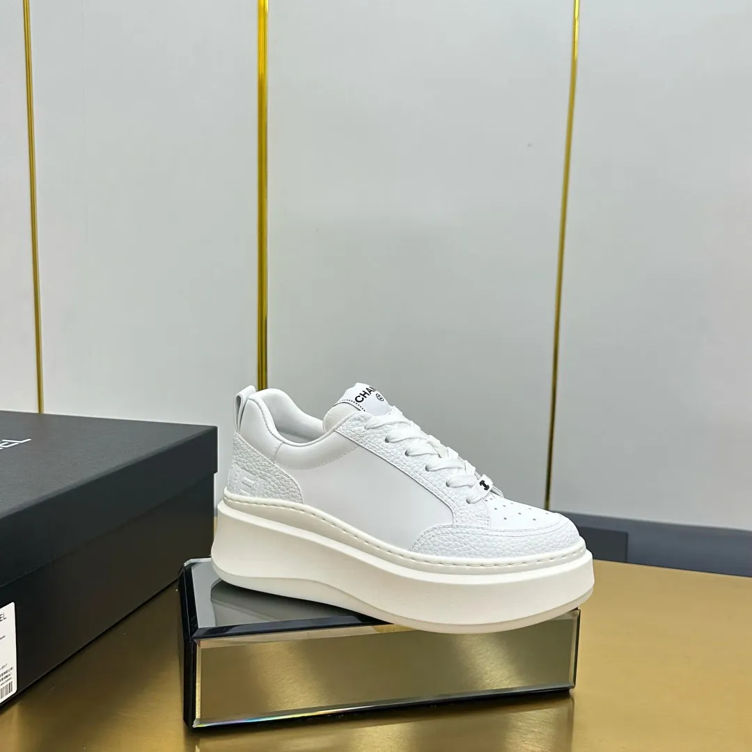 👟👟Ex-factory price 600👟👟 Upgraded version, upgraded version, upgraded version! No rebuttal accepted! ! ! ! Chanel Chanel panda shoes! 2025 counter's top casual sports shoes. This classic design; the upper is electro-embroidered with a variety of techniques; the outsole is fashionable and sporty; the unusual inclusion of a variety of color matching elements... The diversified mix and match is very good-looking and versatile, and can be used for leisure, fashion, sports, and outdoor... ꫛꫀꪝ Go➫ Materials: ❶Upper made of: original imported first-layer silk cowhide + original waterproof cloth + original first-layer cowhide ❷Inner lining: Original Yangli+Net ❸Outsole based on: Original TPU combination outsole Counter boutique packaging complete set for women 35–41 👉 👉